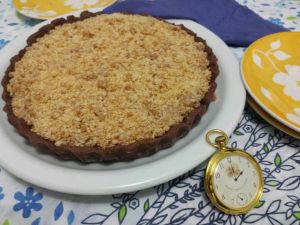 Essa é uma torta que eu fiz e cobri todinha com esses maravilhosos crocantes! Que bonitinha, né?