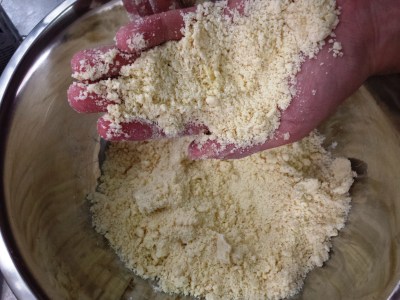 O lendário cheiro de amanteigados já começa nessa etapa, gente! Sinta o cheiro dessa farofinha e comece a entender a poesia dos amanteigados!