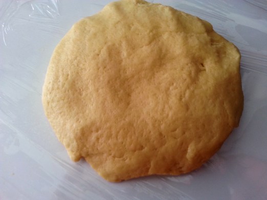 A massa pronta para ir descansar na geladeira por 1 hora. 