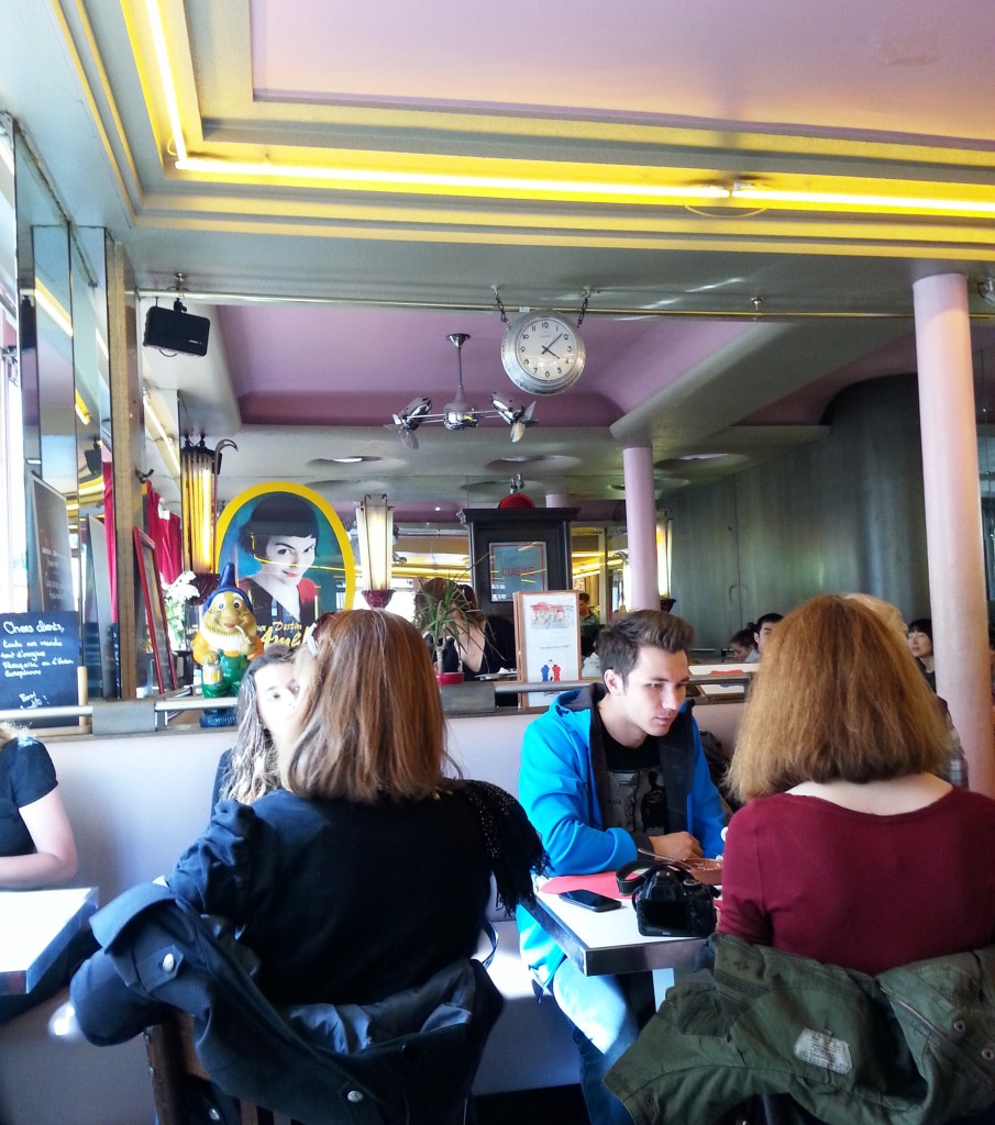 Interior do Café, onde se pode ver Amélie sorrindo ali atrás... 