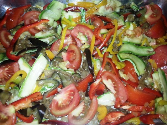 Legumes organizados na forma antes de assar.