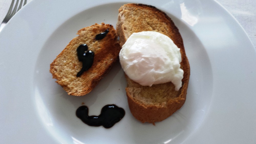 O ovo inteiro antes de cortar. 