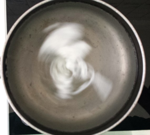 Quando cai na água da a sensaçãp de ter se espatifado. Mas fique tranquilo, se caiu bem no centro do redemoinho dará tudo certo! Ele roda um pouco assim que cai, acompanhando o rodar do redemoinho. 