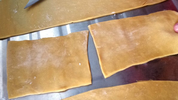 Cortes de massa fresca para lasanha. 